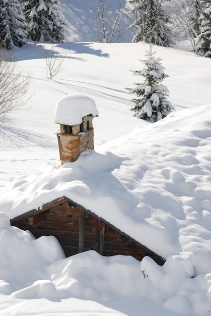 Unter dem Schnee in französischen Alpen