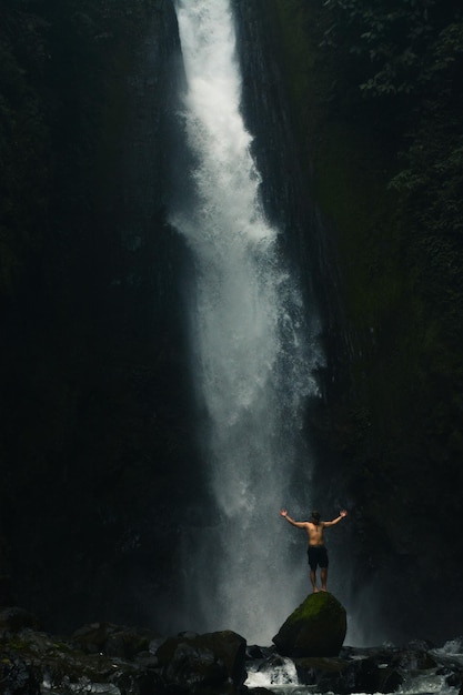 Unter einem majestätischen Wasserfall