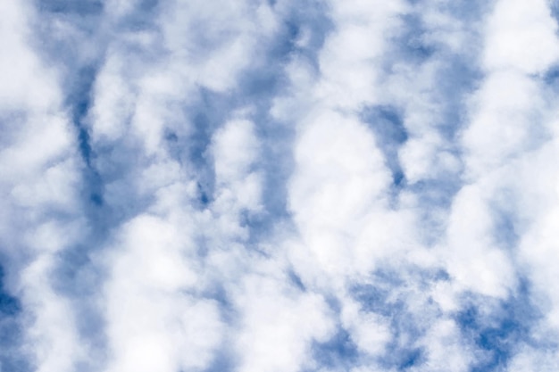 Unter flauschigen Wolken und blauem Himmel