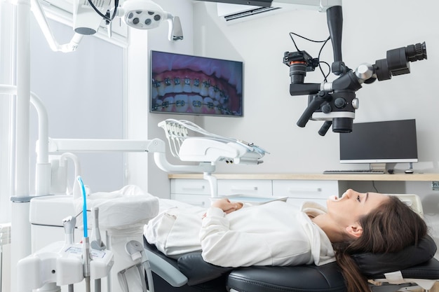 Unter Verwendung eines Zahnmikroskops, das Patientenzähne im Büro der Zahnklinik behandelt Medizinische Zahnheilkunde und Gesundheitskonzept Zahnärztliche Ausrüstung