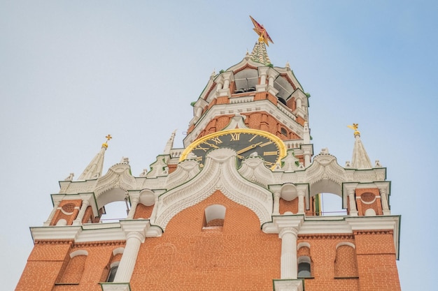 Unteransicht der Uhr auf dem Spasskaja-Turm im Winter Moskau