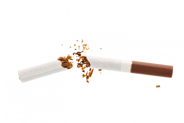 Unterbrochene Zigarette mit dem Robacco getrennt auf Weiß