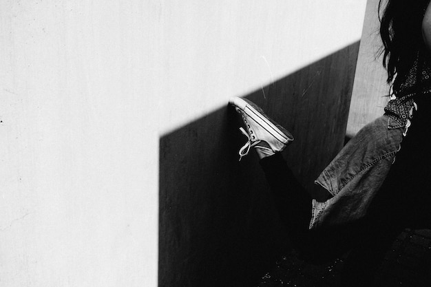 Unterer Teil der Frau an der Wand
