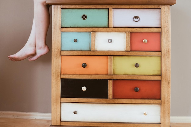 Foto unterer teil der frau auf dem schrank zu hause