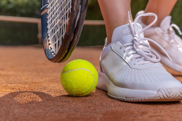 Foto unterer teil der person mit dem ball