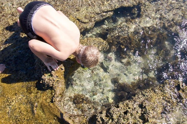 Foto unterer teil der weiblichen beine im wasser