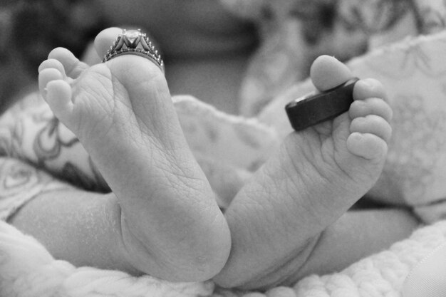 Foto unterer teil des babys mit ringen