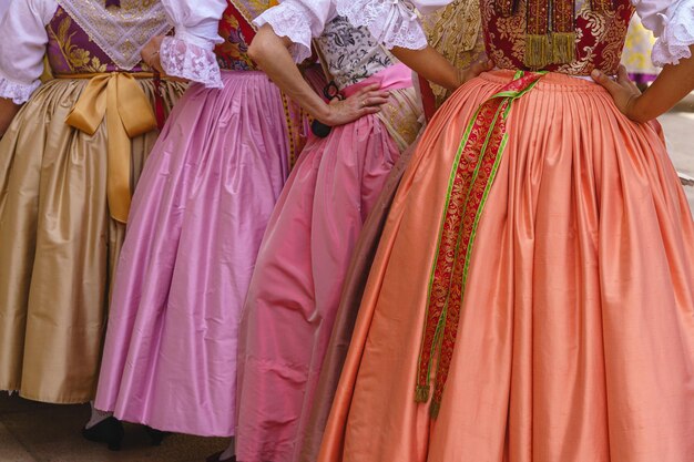 Foto unterer teil des braut- und hochzeitskleides