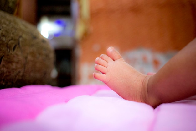 Foto unterer teil des fußes des babys auf dem bett