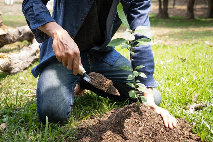 Foto unterer teil des mannes, der auf dem feld arbeitet