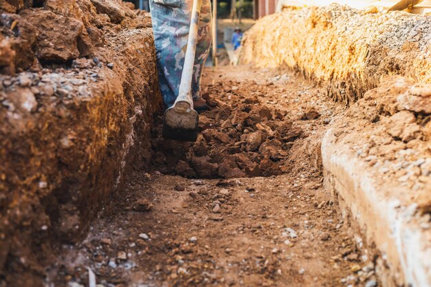 Foto unterer teil des mannes, der auf der baustelle arbeitet