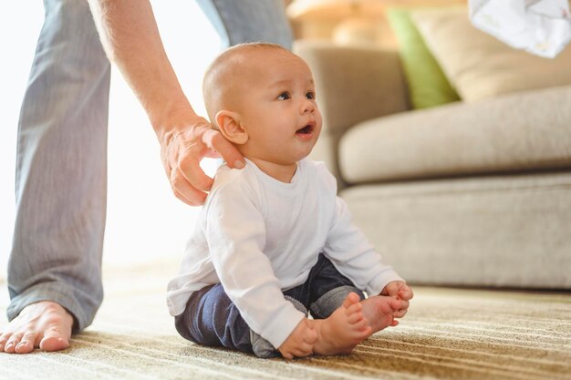 Unterer Teil des Vaters mit dem Sohn zu Hause