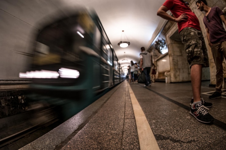 Foto unterer teil einer frau am bahnhof