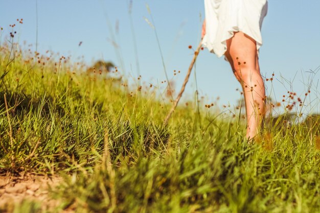 Foto unterer teil einer frau auf dem gras