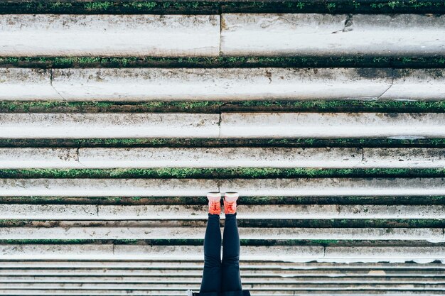 Foto unterer teil einer frau auf einer treppe