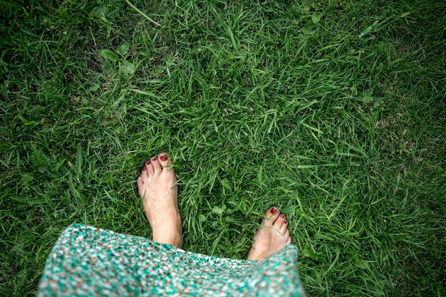 Foto unterer teil einer frau, die auf dem gras liegt