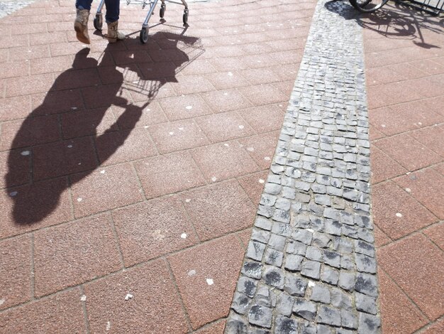 Foto unterer teil einer frau, die auf einem fußweg geht