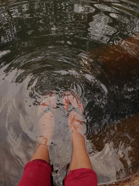 Foto unterer teil einer frau, die im see steht