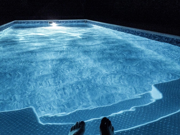 Foto unterer teil einer frau, die sich im schwimmbad ausruht