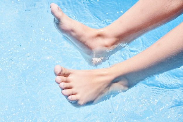 Foto unterer teil einer frau im schwimmbad