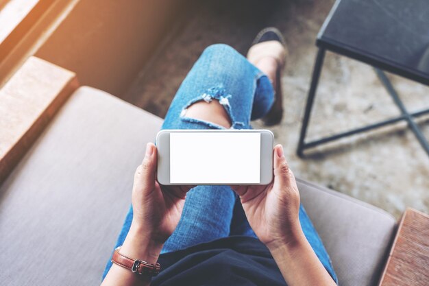 Unterer Teil einer Frau mit einem leeren Handy