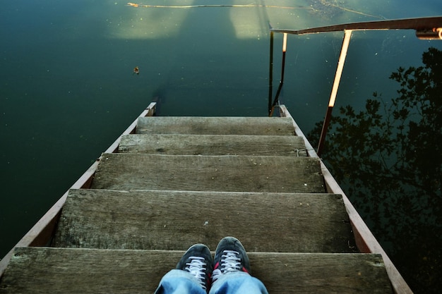 Foto unterer teil einer person, die auf dem pier steht