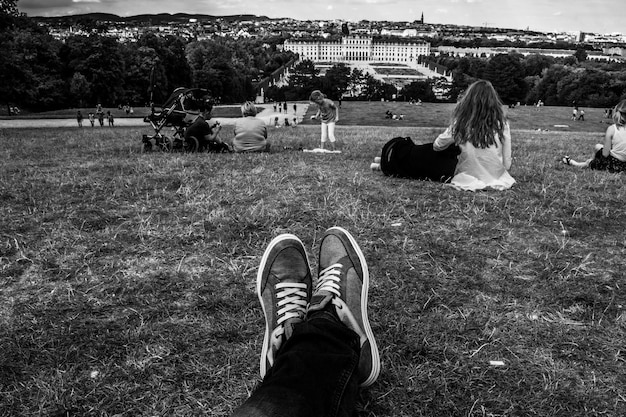 Foto unterer teil einer person, die sich auf dem feld entspannt