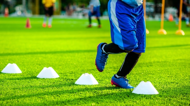 Foto unterer teil eines mannes, der auf einem fußballfeld trainiert