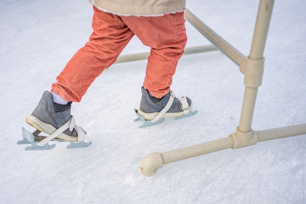 Foto unterer teil eines mannes, der auf schnee geht