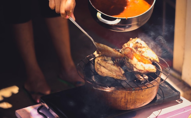 Foto unterer teil eines mannes, der essen auf dem grill zubereitet