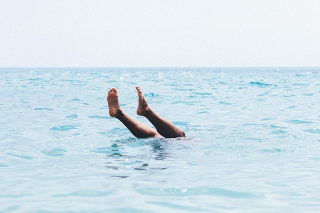 Unterer Teil eines Mannes, der im Meer schwimmt