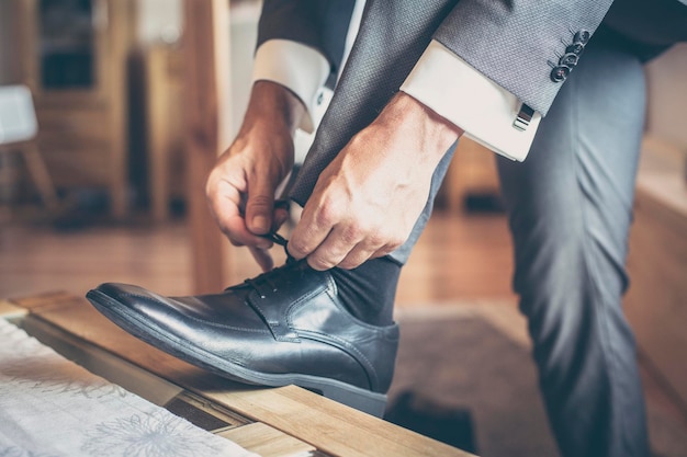 Foto unterer teil eines mannes, der schuhe bindet