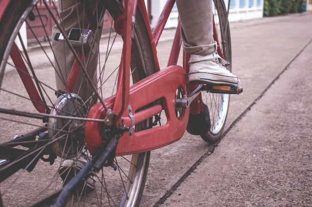 Unterer Teil eines Mannes mit Fahrrad auf der Straße