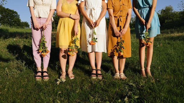 Foto unterer teil von frauen, die auf pflanzen stehen