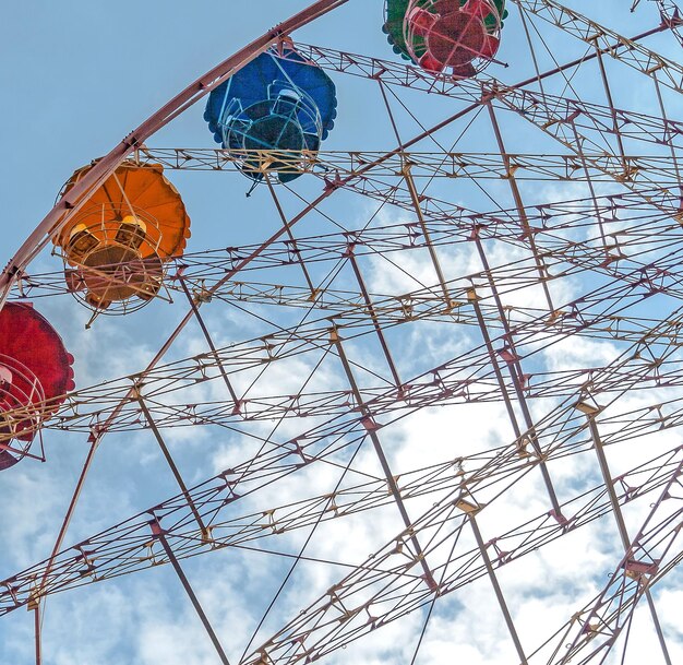 Unterhaltung Riesenrad gegen den blauen Himmel