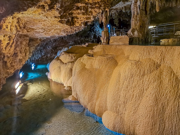 Unterirdische Höhle in Naha, Okinawa Japan