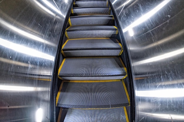 Unterirdische U-Bahn bewegliche Rolltreppe