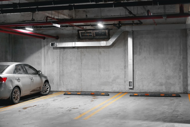 Unterirdischer Parkplatz im Einkaufszentrum