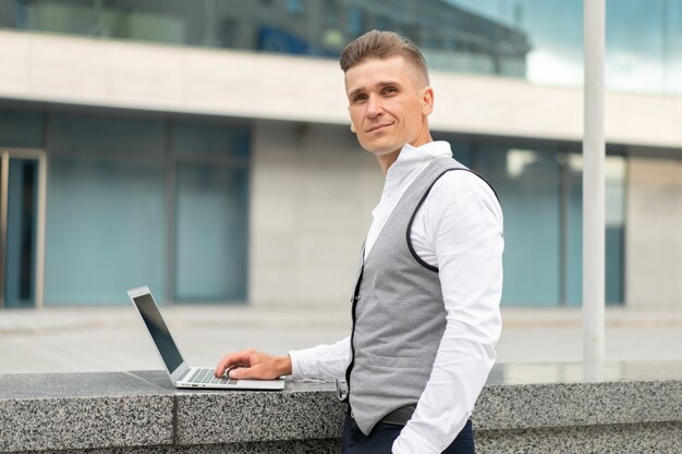 Unternehmen. Geschäftsmann, Der Im Freien Laptop Verwendet. Ernsthafte nachdenkliche kaukasische männliche Geschäftsperson Computer außerhalb des modernen Technologiekonzepts junger Erwachsener Manager Krise denken Problem Idee?