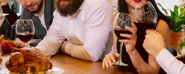 Unternehmen. Hände von Freunden, Kollegen beim Biertrinken, Spaß haben, Flaschen klirren, Gläser zusammen.