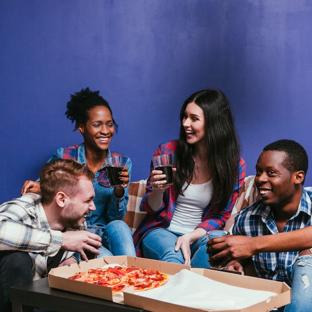 Unternehmen Spaß Zuhause Pizza Party Freizeit Lächeln Lachen Interracial Freund Gruppe Freundschaftsszene Konzept