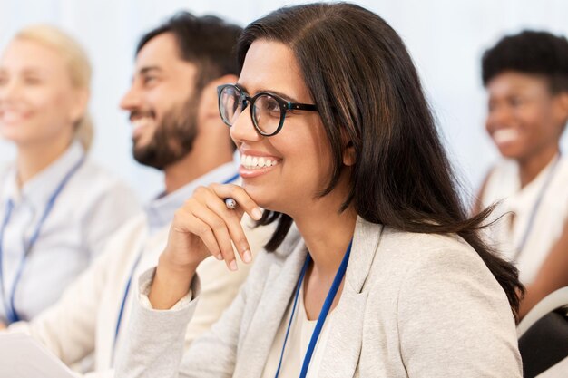 Unternehmens- und Bildungskonzept - Gruppe von Menschen auf einer internationalen Konferenz oder Vorlesung