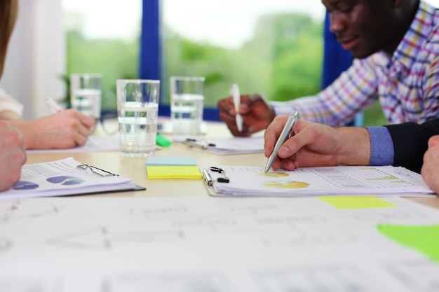 Foto unternehmensberater, der finanzzahlen analysiert, die den fortschritt in der arbeit des unternehmens anzeigen