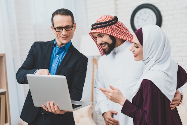 Unternehmensberater mit Laptop Rich Arab Family.