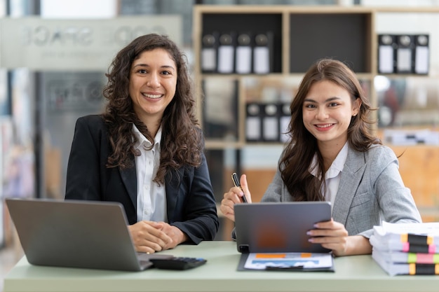 Unternehmensberater versammeln sich, um das Thema zu bewerten und zu diskutieren, wie es im Finanzbericht Finanzberater, Anlageberater und Buchhaltungskonzept erscheint