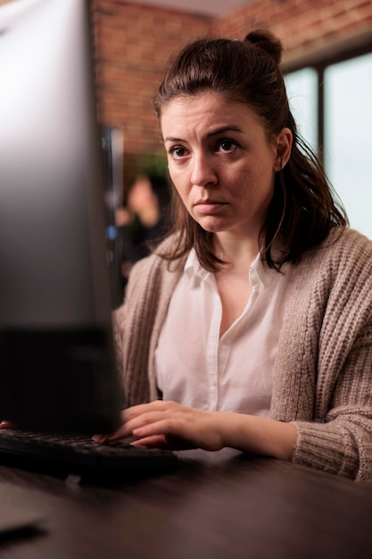 Unternehmenscoder, der Javascript-Code auf dem Computer schreibt, sitzt am Schreibtisch und analysiert den Algorithmus in der IT-Programmieragentur. Softwareentwickler, der an einem App-Entwicklungsprogramm arbeitet. Konzept der Netzwerktechnologie