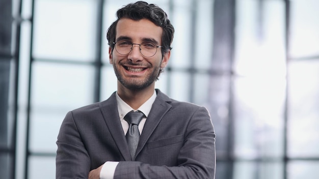 Unternehmensentwicklung mit männlichem Mitarbeiter in einer Wirtschaftsagentur für Managementexperten und Direktoren