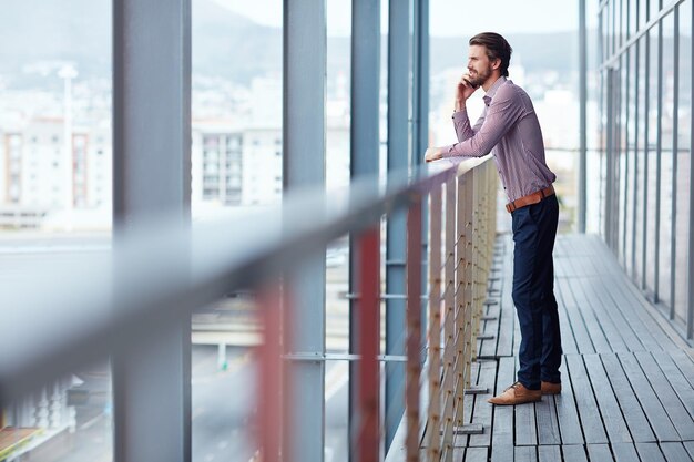 Unternehmensgeschäft und Mann mit Telefongespräch durch Balkon für Kommunikation rechtliches Feedback und Verhandlung online Professioneller Anwalt und mobiler Diskussionsberatung Kontakt und Vorschlag im Freien
