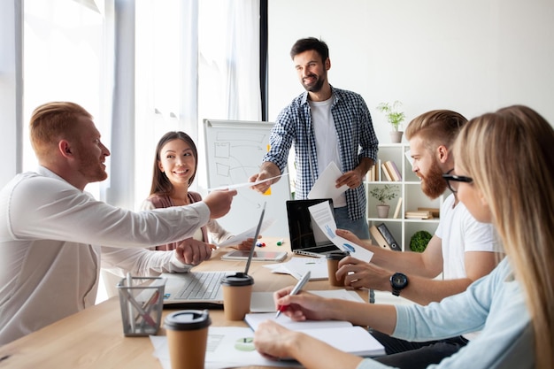 Unternehmensteam und Manager bei einer Besprechung aus nächster Nähe