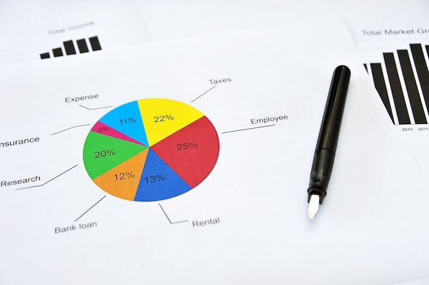 Foto unternehmensziele festlegen und an diagrammen arbeiten